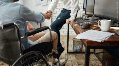 Cuatro personas acusadas de fraude en subsidios para empleo de personas con discapacidad en Bulgaria